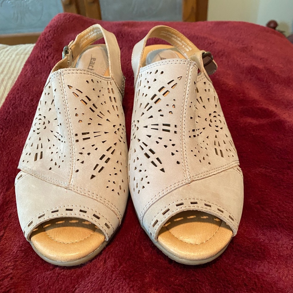 EUC Earth Opened Toe Low Heel Shoe. Has adjustable strap. Taupe color. Size 10.